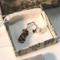 シンプルなファッション イヤリング  この時期の一番人気は ディオール DIOR  2026モデル.222.