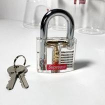シュプリーム日本未入荷カラー  SUPREME 錠をかける 是非ともオススメしたい