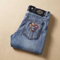 ヴェルサーチ飽きもこないデザイン  VERSACE 今季の主力おすすめ ...