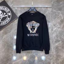  プルオーバーパーカー 大好評♪  高評価の人気品 2色可選 VERSACE コピー2026AW ヴェルサーチ コピー 偽物 通販激安