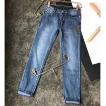超目玉 VERSACEコピー偽物 窮屈感はゼロ 2026AW デニムパンツ