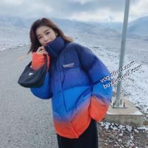 バレンシアガ BALENCIAGA 2026秋冬 ダウンジャケット 耐久性のある バレンシアガコピーブランド 虹のスタンドカラーのダウンジャケット