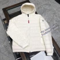 モンクレールコピー 防寒具としての機能もバッチリ 上品な輝きを放つ形 MONCLER 2026秋冬 軽量ダウンジャケット 3色可選