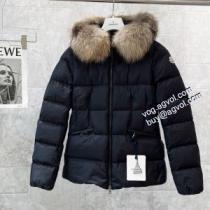 MONCLER モンクレール 主役になる存在感 モンクレールブランドコピー 2026秋冬 レディース 修身短款特大キツネ毛 ダウンジャケット 2色可選