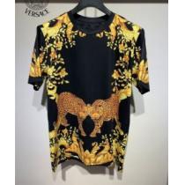 VERSACEブランドコピー 半袖Tシャツ ヴェルサーチVERSACE 存在感のある 2026春夏