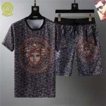 半袖Tシャツ 上下セット ヴェルサーチVERSACE 抜群の雰囲気が作れる!  2026春夏 VERSACEブランド コピー