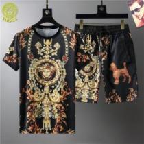 ヴェルサーチVERSACE めちゃくちゃお得 2026春夏 VERSACEコピー ブランド 半袖Tシャツ 上下セット