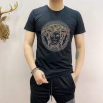 お買得 ヴェルサーチVERSACE 半袖Tシャツ 2025春夏 VERSACEコピー ブランド