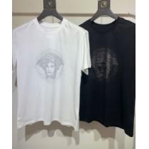 半袖Tシャツ ヴェルサーチVERSACE 2色可選 2026春夏 VERSACEブランドスーパーコピー ムダな装飾を排したデザイン