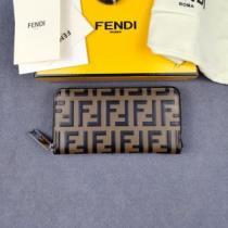 首胸ロゴ チェーンウオレット 紙幣入れ 二つ折り財布 FENDIコピー ブランド フェンディ FENDI 2026春夏 .506.