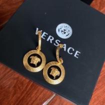 早くも完売している ピアス ヴェルサーチVERSACE 2026春夏 VERSACEコピーブランド  【激安】.223.