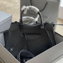 値下げ！2026春夏 バレンシアガ BALENCIAGA ショルダーバッグ 33*21cm 手持ち&ショルダー掛け BALENCIAGAスーパーコピー オリジナリティに富んだバッグ.51.