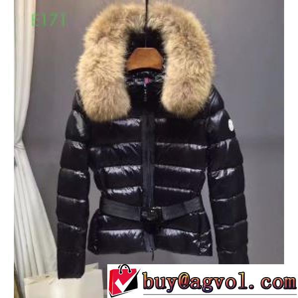腰の括れ 2026秋冬 2色可選 モンクレール MONCLER 完成度の高い逸品 ベルトづき ラクーンファー付きダウンコート モンクレールブランドスーパーコピー 森の中でスキーをする様子を描いたイラストを、きらきらと輝くラインストーンで表現