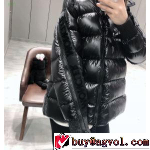 カジュアルに着こなせるデザイン ダウンジャケット 2026秋冬 モンクレール MONCLER モンクレールブランド コピー 軽くて暖かい 優美なお出かけスタイル テトリスを彷彿とさせるトリコロールモチーフを表現したダウンジャケットや、ウォー