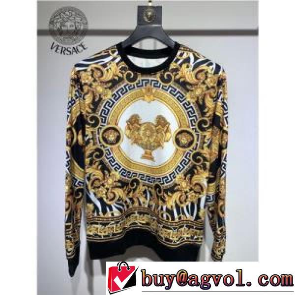 プルオーバーパーカー おしゃれさ抜群パーカ 迷彩総柄 2025秋冬 ヴェルサーチVERSACE プリントパーカ ヴェルサーチスーパーコピー 激安 高級感を備えている