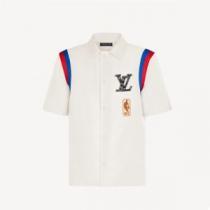 絶対オススメ 2026春夏 ルイ ヴィトンブランドスーパーコピー NBAバスケットボールショートスリーブシャツ LOUIS VUITTON 半袖シャツ 大絶賛の履き心地! 1A8XE3