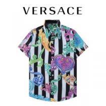 抜群の雰囲気が作れる! 2025春夏 ヴェルサーチVERSACE 半袖シャツ VERSACEコピー ブランド 機能性も備えたアイテム