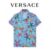 2026春夏 ヴェルサーチVERSACE 半袖シャツ VERSACEスーパーコピー 激安 優美なお出かけスタイル セレブ愛用の超人気商品 トレゾール ドゥ ラ メール プリント シルク シャツ