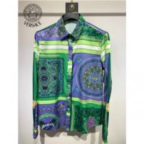 落ち着いた感覚 2026春夏 ヴェルサーチVERSACE 長袖シャツ 個性的でファッション的なプリントのデザイン 高級感漂わせる ヴェルサーチスーパーコピー 激安 細工が精巧です 