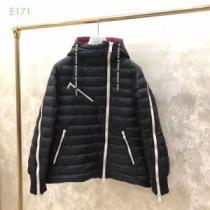 軽量ダウンジャケット フードづき 2026秋冬 モンクレール MONCLER 何にでも合わせ易く格好良く決まる モンクレールブランド コピー 綺麗に決まるフォルム！