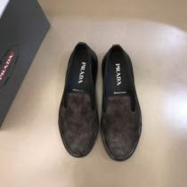 足馴染みのいい 2026秋冬 プラダ PRADA スリップオン 紐なし 2色可選 人気販売中 プラダスーパーコピー