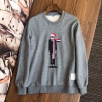 2色可選 2026秋冬 トムブラウン THOM BROWNE プルオーバーパーカー トムブラウンプルオーバーパーカーコピーブランド プリントパーカ コーデ 知的なムードを演出