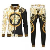 ヴェルサーチスーパーコピー 激安 2026秋冬 ジャケット ヴェルサーチVERSACE セットアップ上下 オリジナルプリント秋着用