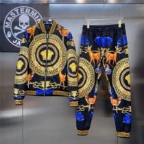 ヴェルサーチ偽物ブランド 耐久性に優れ 2026秋冬 ヴェルサーチVERSACE セットアップ上下 コート オリジナルプリント