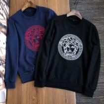 プルオーバーパーカー 絶大な人気を誇る 2色可選 2025秋冬 オシャレロゴパーカー ヴェルサーチVERSACE ヴェルサーチスーパーコピー 秋の定番