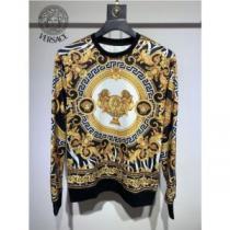プルオーバーパーカー おしゃれさ抜群パーカ 迷彩総柄 2025秋冬 ヴェルサーチVERSACE プリントパーカ ヴェルサーチスーパーコピー 激安 高級感を備えている