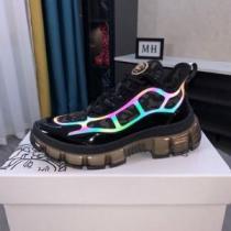 高機能防滑ソール オリジナル 2026秋冬 人気販売中 ヴェルサーチVERSACE カジュアルシューズ 2色可選 ヴェルサーチスーパーコピー