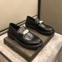 豊富なサイズ コンフォート 2026秋冬 ヴェルサーチVERSACE ビジネスシューズ 大人の雰囲気抜群 ヴェルサーチブランド 偽物 通販