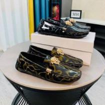 2色可選 2026秋冬 ヴェルサーチVERSACE エスバドリーユ 大人の雰囲気抜群 上品な輝きを放つ形 カジュアルシューズ ヴェルサーチブランドコピー