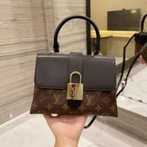 6色可選 お洒落に魅せる ルイ ヴィトンコピー 2026秋冬 ルイ ヴィトン LOUIS VUITTON 斜め掛けバッグ バランスのいい大きさ.49.