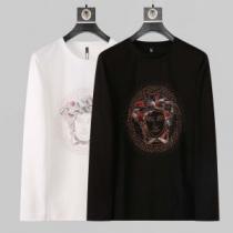 スタイリッシュな印象 長袖Tシャツ 2色可選 ヴェルサーチスーパーコピー 2026秋冬 ヴェルサーチVERSACE 上品な輝きを放つ形