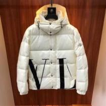 個性的なデザ ダウンジャケット モンクレールブランドコピー 2026秋冬 モンクレール MONCLER 寒い季節にピッタリの一枚 フードづき 