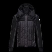 軽量ダウンジャケット 2026秋冬 着心地抜群 モンクレールブランドコピー モンクレール MONCLER 保温性を発揮する