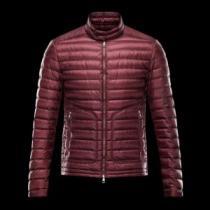 高級感を備えている 2025秋冬 モンクレール MONCLER モンクレールブランド コピー ダウンジャケット メンズ 3色可選 防寒具としての機能もバッチリ 大人っぼい