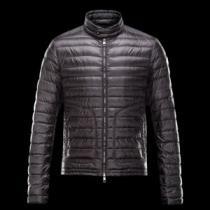 高級感を備えている 2025秋冬 モンクレール MONCLER モンクレールブランド コピー ダウンジャケット メンズ 3色可選 防寒具としての機能もバッチリ 大人っぼい