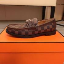カジュアルシューズ カジュアルシュッズ ルイ ヴィトンコピー ブランド 軽量 2026秋冬 ルイ ヴィトン LOUIS VUITTON 綺麗に決まるフォルム！3色可選