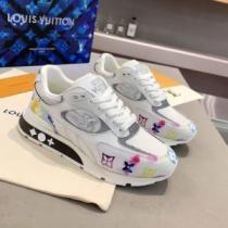大絶賛の履き心地! 2026秋冬 ルイ ヴィトン LOUIS VUITTON 2色可選 ルイ ヴィトンブランドスーパーコピー 飽きの来ない カジュアルシューズ ファッション 人気