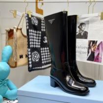 プラダ PRADA プラダ偽物ブランド 2026秋冬 編上げ靴タイプ 大人の雰囲気抜群 ロングブーツ 脚長美脚効果がある