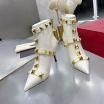 2026秋冬 ヴァレンティノ VALENTINO スタッズ 2色可選 ヴァレンティノブランド コピー 海外限定ライン ショートブーツ フロントVカット