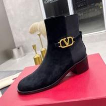 ヴァレンティノコピー 今一番HOTな新品  スエード 2026秋冬 ヴァレンティノ VALENTINO ショートブーツ  履き心地のいい バックル