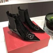 ヴァレンティノスーパーコピー 激安 2026秋冬 ヴァレンティノ VALENTINO 2色可選 フロントVカット もっとも高い人気を誇る  レザーシューズ靴 オリジナル