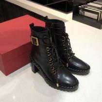 レザーシューズ靴 2026秋冬 定番のアイテム ヴァレンティノ VALENTINO ヴァレンティノブランドコピー 高級感ある クロスベルト ビット付き