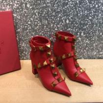 ヴァレンティノ VALENTINO 大人の雰囲気抜群 フロントVカット 綺麗に決まるフォルム! ヴァレンティノコピー ブランド 2026秋冬 ショートブーツ 3色可選 スタッズ 
