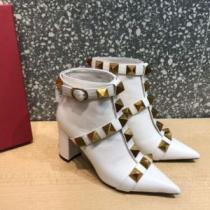 ヴァレンティノ VALENTINO 大人の雰囲気抜群 フロントVカット 綺麗に決まるフォルム! ヴァレンティノコピー ブランド 2026秋冬 ショートブーツ 3色可選 スタッズ 