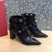 ヴァレンティノ VALENTINO 大人の雰囲気抜群 フロントVカット 綺麗に決まるフォルム! ヴァレンティノコピー ブランド 2026秋冬 ショートブーツ 3色可選 スタッズ 