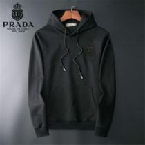 プラダブランド 偽物 通販 秋の定番 プリントパーカ 2026秋冬 帽子付き プラダ PRADA 一番人気の新作はこれ パーカー 3色可選 リブ付